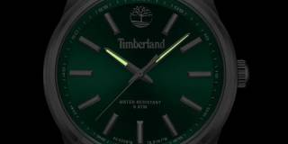 närbild på en timberland klocka med grönurtavla och självlysande visare