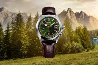En automatisk Seiko klocka på en bakgrund fylld med skog.