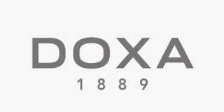 Logotypen för Doxa i grå färg på en vit bakgrund.