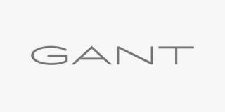 Logotypen för GANT i grå färg på en vit bakgrund.