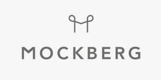 Logotypen för Mockberg i grå färg på en vit bakgrund.