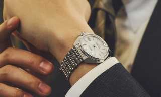 Lifestylebild som visar en King Seiko Automatic på handleden. Klockans silverfärgade urtavla, polerade boett och detaljerade stållänk framhävs i en elegant och professionell miljö, vilket understryker modellens tidlösa karaktär och japanska precision.