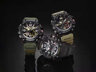 Tre Casio G-Shock MUDMASTER klockor med svarta boetter och digitala/analoga urtavlor. Klockorna har militärgröna, khaki-färgade och svarta remmar, exponerade mot en svart bakgrund.