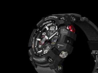 En extrem närbild av en svart Casio G-Shock MUDMASTER klocka, som visar detaljer på boetten och urtavlan, mot en helt svart bakgrund.