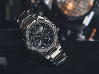 En silverklocka från varumärket Casio med en svart urtavla.