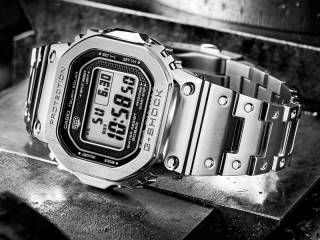 En svartvit bild med en klocka från Casio som ligger ner på en metallyta.