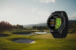 garmin approach golfklocka med golfbana i bakgrunden