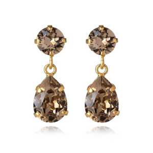 Caroline Svedbom Mini Drop Örhänge Greige  100000103119, handla denna klocka online eller i butik hos klockmaster