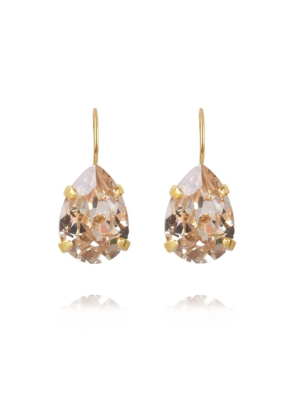 Caroline Svedbom Mini Drop Örhängen - Silk 100374100301, handla denna klocka online eller i butik hos klockmaster