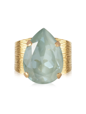 Caroline Svedbom Classic Drop Ring - Guld / Agave Ignite 101622139401, handla denna klocka online eller i butik hos klockmaster