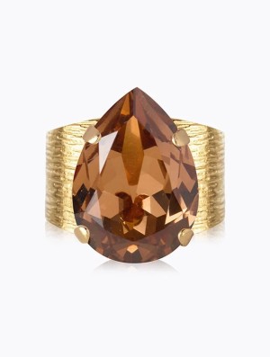 Caroline Svedbom Classic Drop Ring – Guld / ReCreated Light Smoked Topaz 101622139701, handla denna klocka online eller i butik hos klockmaster
