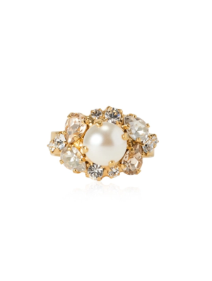 Caroline Svedbom Molly Ring - Guld / Pearl + Crystal 101804108201, handla denna klocka online eller i butik hos klockmaster