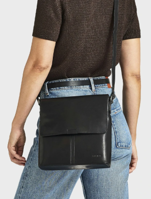 Saddler Oslo Axelremsväska - Svart 111760001000, handla denna klocka online eller i butik hos klockmaster