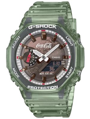 CASIO G-Shock 45.5mm Coca Cola Collaboration GA-2100CC-3AER, handla denna klocka online eller i butik hos klockmaster