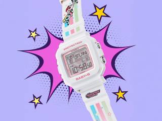 En vit Casio Baby-G klocka med Powerpuff Girls-motiv på armbandet, framför en lila, serietidningsinspirerad bakgrund med gula stjärnor.