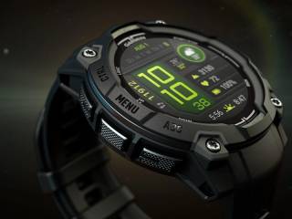 En närbild av en svart Garmin Instinct 3 sportklocka med en ljusgrön digital display som visar tid, datum, väder och träningsdata. Klockan har flera knappar runt boetten.