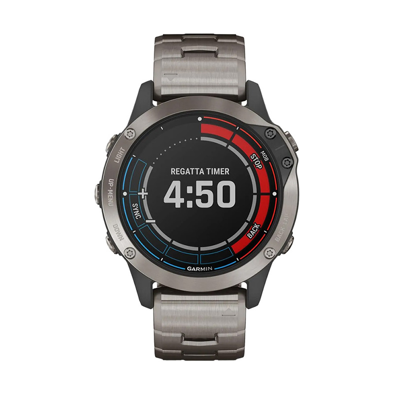 Garmin smartwatch i rostfritt stål med länkarmband. Urtavlan är svart med grått mönster och mätartal i blått, vitt och rött.
