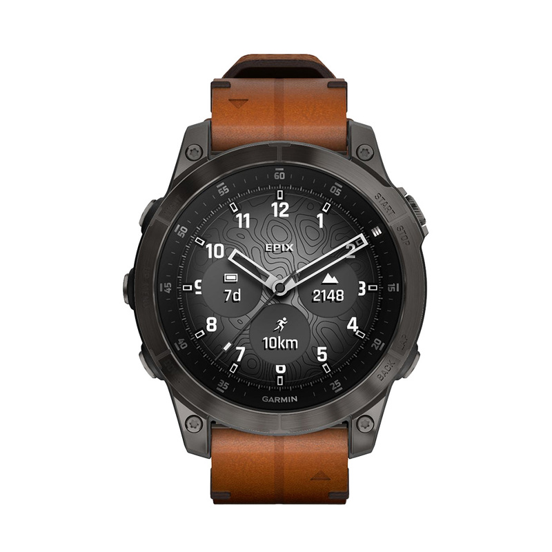 Garmin smartwatch i svart med ett brunt läderarmband. Urtavlan är svart med mätartal i grön, blå, röd, orange och turkost.
