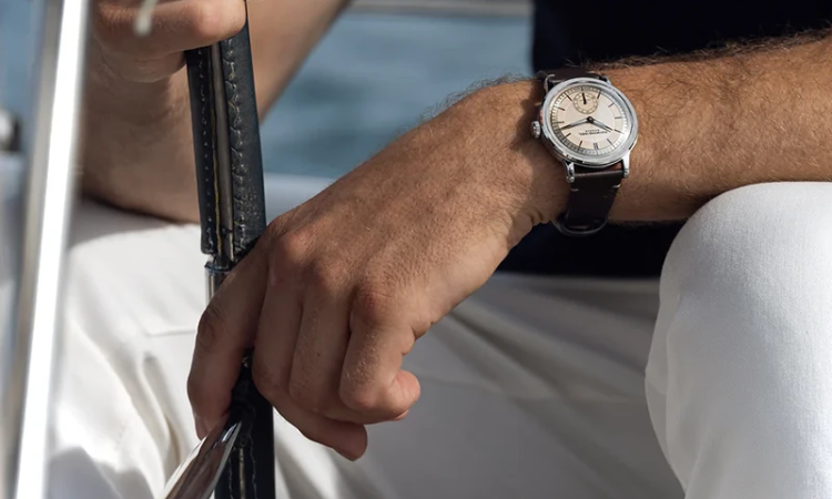 Herrklocka med ljus urtavla och läderarmband på handled