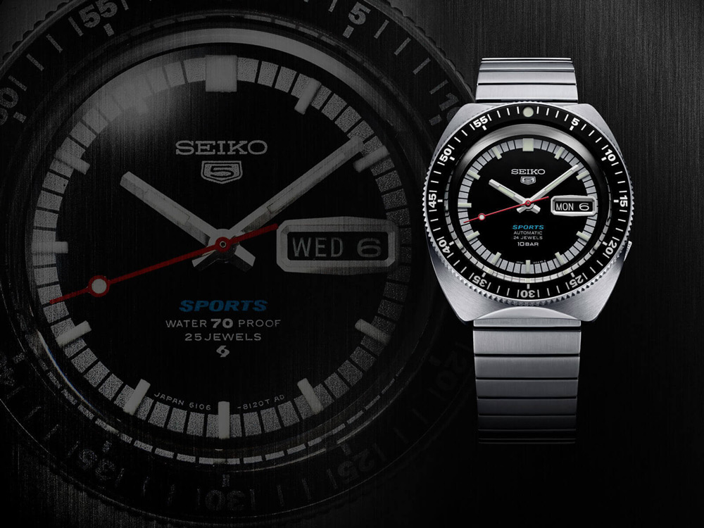 En Seiko 5 Sports-klocka med metallarmband avbildad mot en mörk bakgrund med en oskarp, större bild av en liknande urtavla.