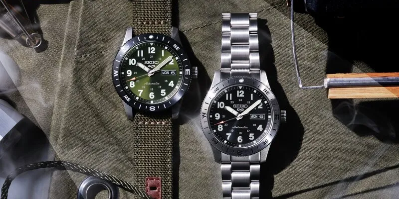 två stycken Seiko 5 Sports klockor en med svart urtavla och en med grön urtavla