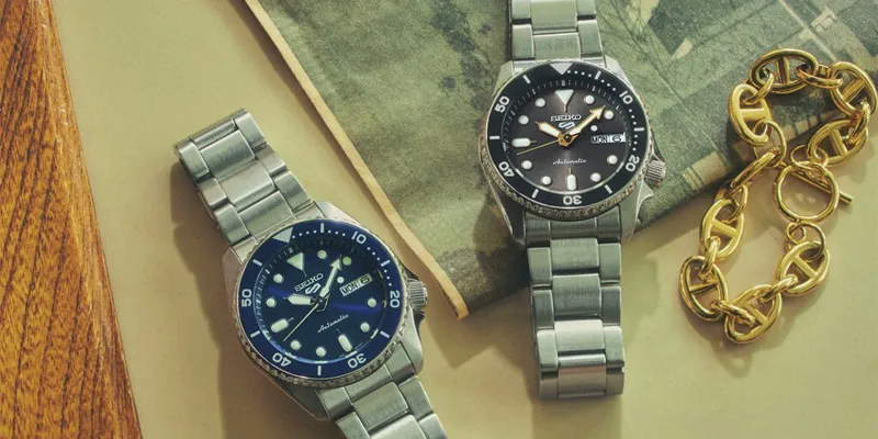 två stycken Seiko 5 Sports klockor med stållänk en med blå urtavla och en med svart urtavla