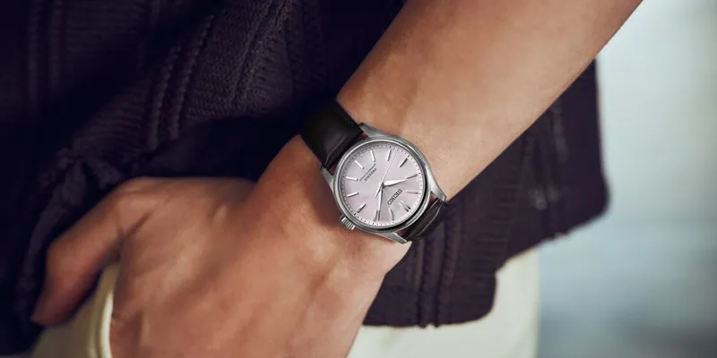 närbild på en Seiko herrklocka på en manlig handled