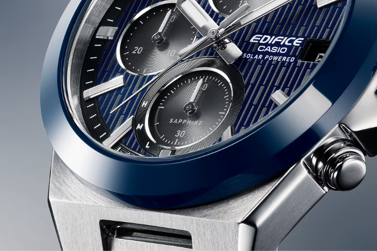 blå casio edifice med stålarmband