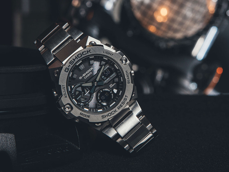 En silverklocka från varumärket Casio med en svart urtavla.