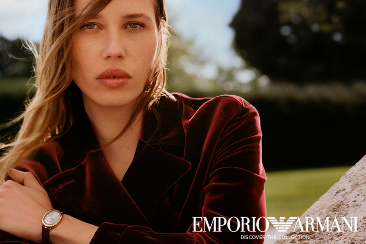 Kvinna med en oval Emporio Armani klocka på handleden