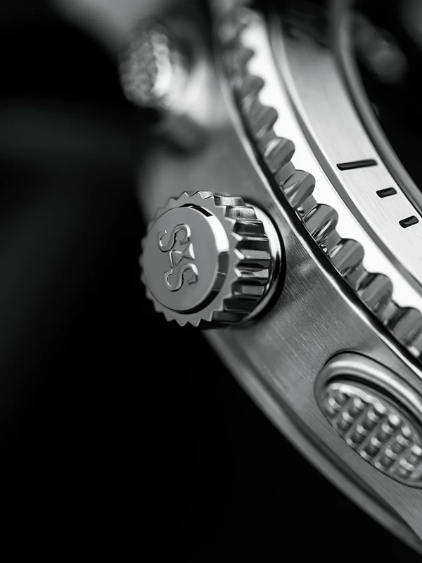 Sjöö Sandström UTC Skydiver 44mm, klocka som du kan handla till bra pris hos oss på Klockmaster.