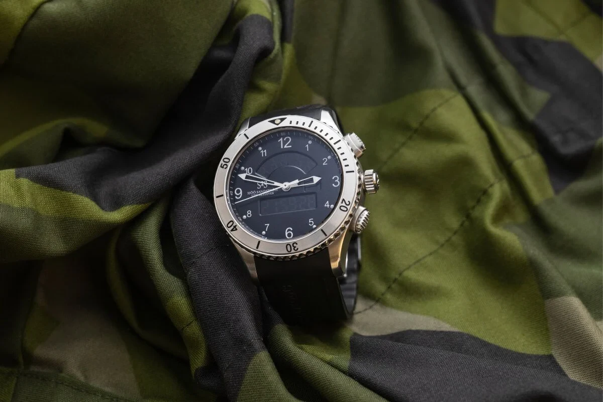 Sjöö Sandström UTC Skydiver 44mm, klocka som du kan handla till bra pris hos oss på Klockmaster.