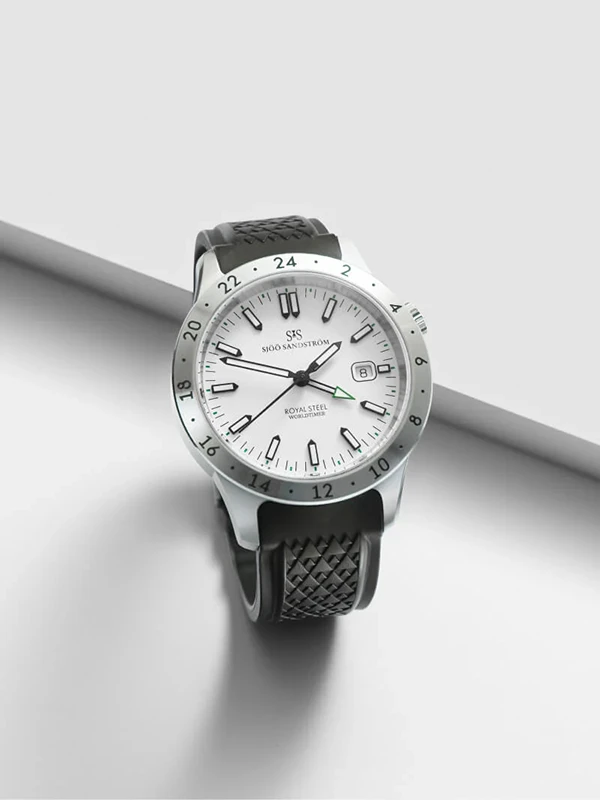 Sjöö Sandström Royal Steel Worldtimer 41mm 020135, klocka som du kan handla till bra pris hos oss på Klockmaster.