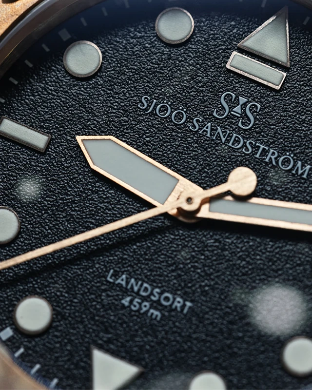 Sjöö Sandström Landsort 459m Bronze 42.5mm 021484, klocka som du kan handla till bra pris hos oss på Klockmaster.