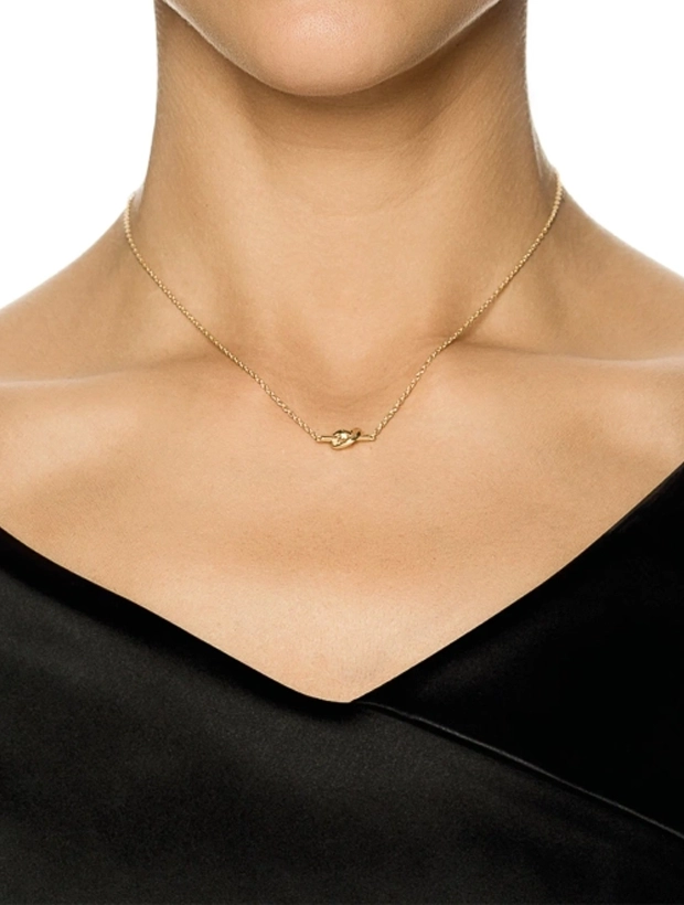 Efva Attling Halsband Love Knot - Guld 10-108-00966-4245, klocka som du kan handla till bra pris hos oss på Klockmaster.