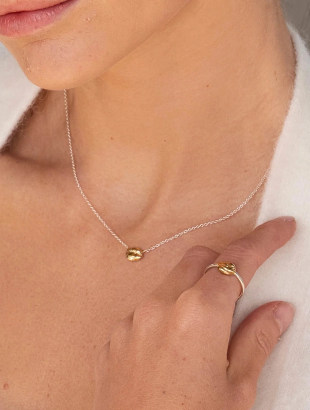Efva Attling Nugget Halsband Guld/Silver 10-109-02433-4045, klocka som du kan handla till bra pris hos oss på Klockmaster.