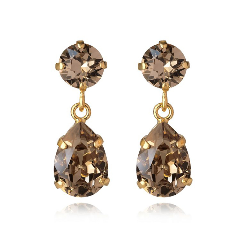 Caroline Svedbom Mini Drop Örhänge Greige  100000103119, handla denna klocka online eller i butik hos klockmaster
