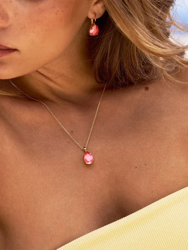 Caroline Svedbom Halsband Mini Drop Light Coral 100004105614, klocka som du kan handla till bra pris hos oss på Klockmaster.