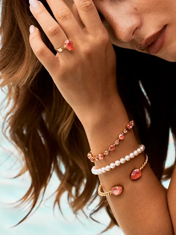 Caroline Svedbom Armband Mini Drop Light Coral 100006105601, klocka som du kan handla till bra pris hos oss på Klockmaster.