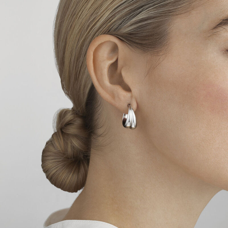 Georg Jensen Curve Örhängen Medium - Silver 10017502, handla denna klocka online eller i butik hos klockmaster