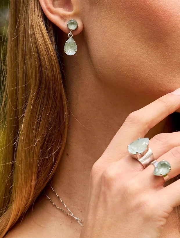 Caroline Svedbom Mini Drop Örhängen - Silver / Agave Ignite 100272139401, klocka som du kan handla till bra pris hos oss på Klockmaster.