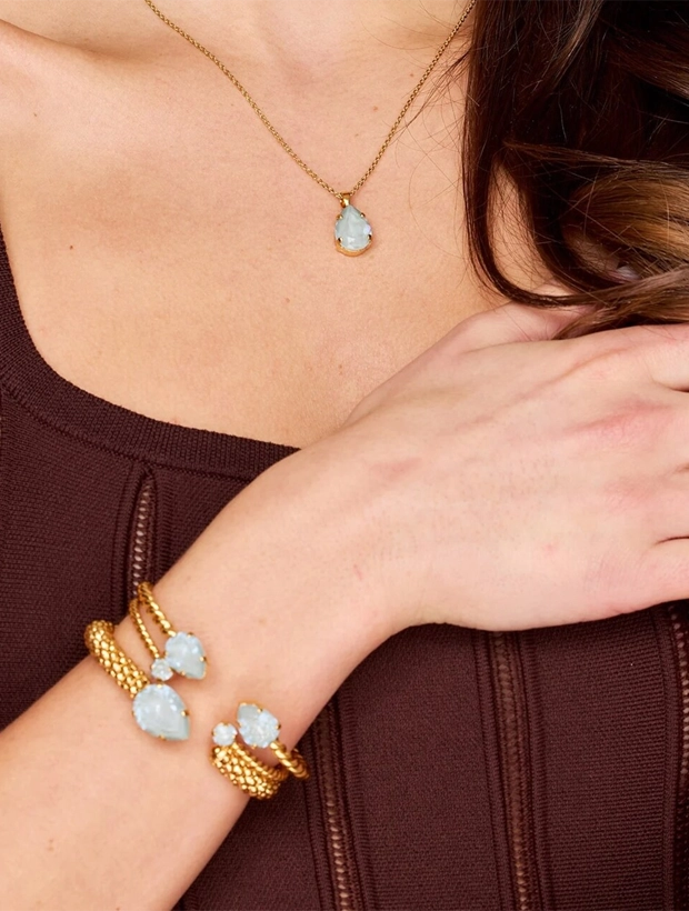 Caroline Svedbom Mini Drop Halsband - Guld / Agave Ignite 100275139401, klocka som du kan handla till bra pris hos oss på Klockmaster.