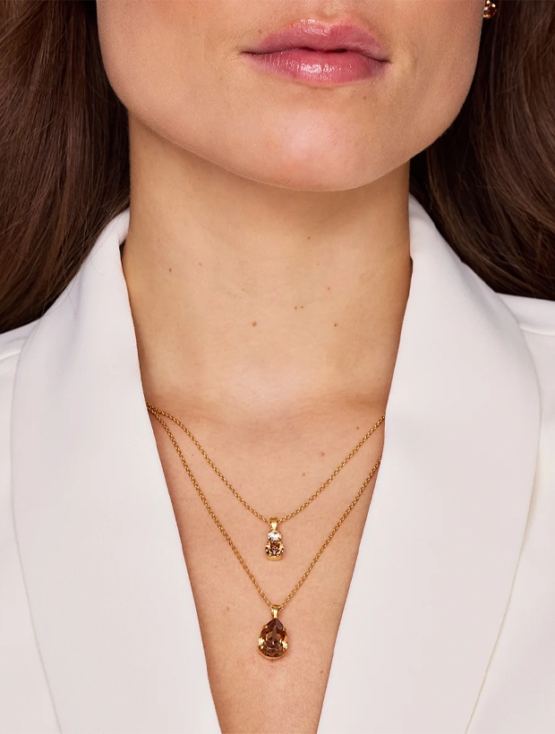 Caroline Svedbom Mini Drop Halsband - Guld / ReCreated Light Smoked Topaz 100275139701, klocka som du kan handla till bra pris hos oss på Klockmaster.