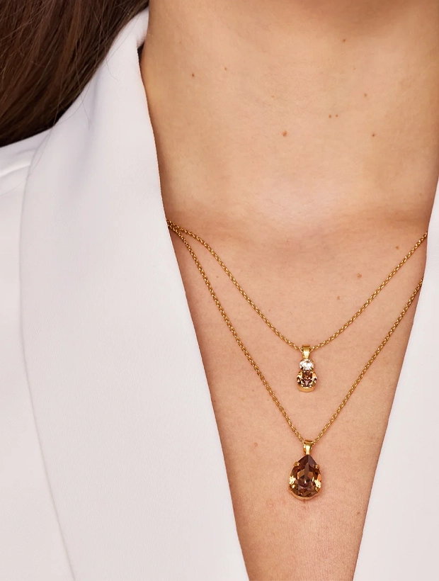 Caroline Svedbom Mini Drop Halsband - Guld / ReCreated Light Smoked Topaz 100275139701, klocka som du kan handla till bra pris hos oss på Klockmaster.