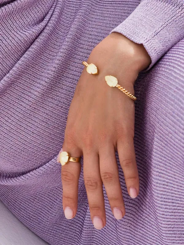 Caroline Svedbom Armband Mini Drop Soft Yellow 100277133901, klocka som du kan handla till bra pris hos oss på Klockmaster.