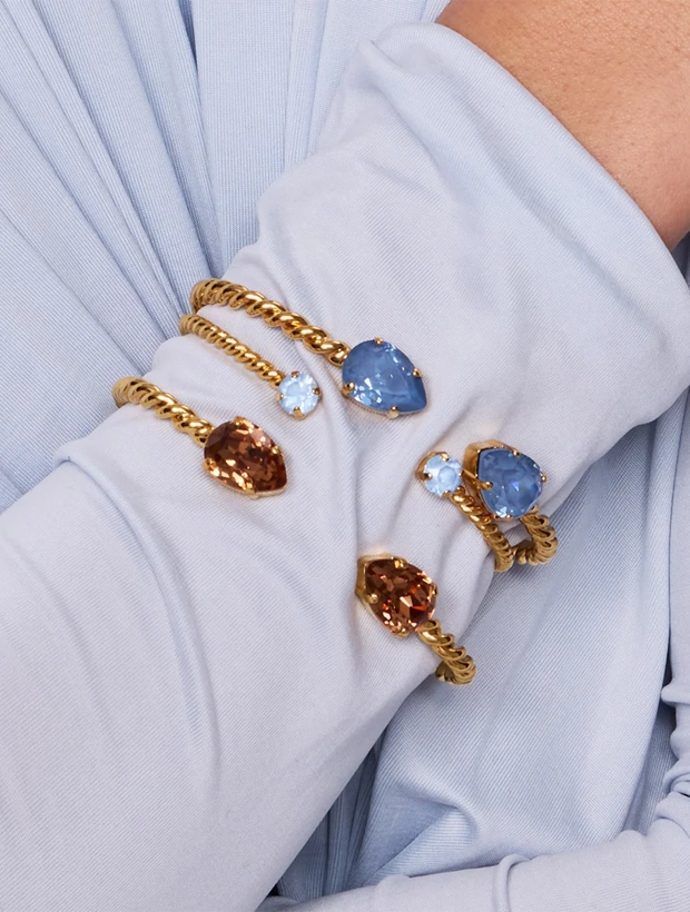 Caroline Svedbom Mini Drop Armband – Guld / ReCreated Light Smoked Topaz 100277139701, klocka som du kan handla till bra pris hos oss på Klockmaster.