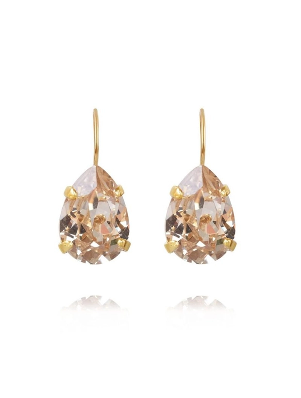 Caroline Svedbom Mini Drop Örhängen - Silk 100374100301, handla denna klocka online eller i butik hos klockmaster