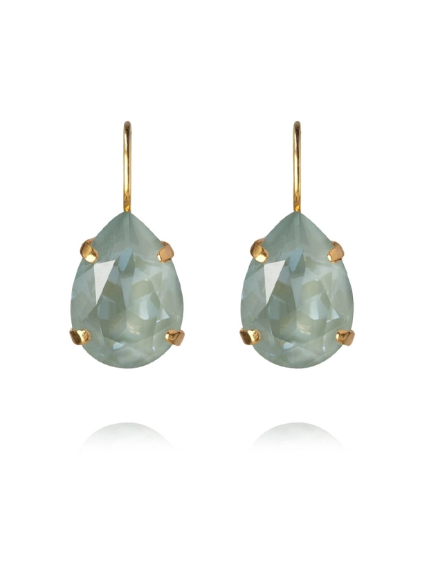 Caroline Svedbom Mini Drop Örhängen - Guld / Agave Ignite 100374139401, handla denna klocka online eller i butik hos klockmaster