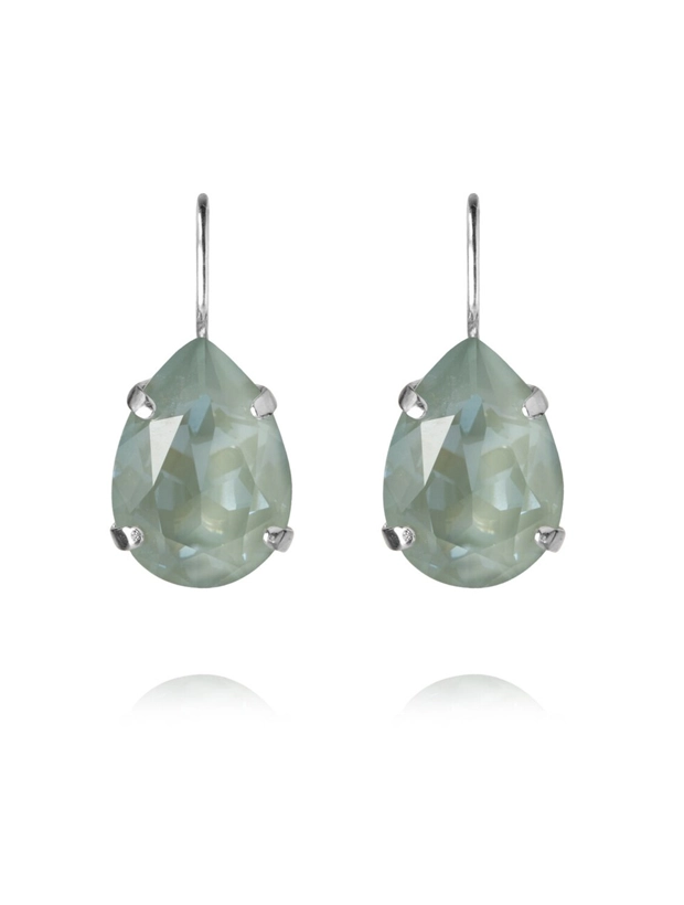 Caroline Svedbom Mini Drop Örhängen - Silver / Agave Ignite 100375139401, handla denna klocka online eller i butik hos klockmaster