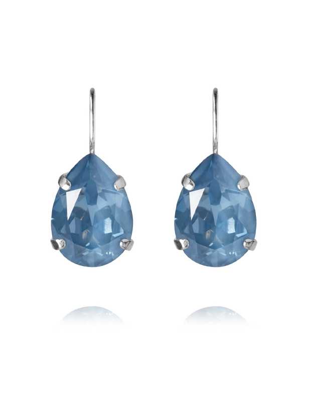 Caroline Svedbom Mini Drop Örhängen - Silver / Denim Ignite 100375139801, handla denna klocka online eller i butik hos klockmaster